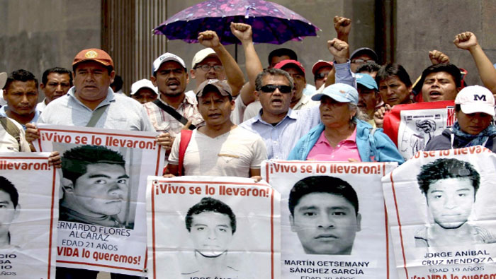 Los padres de Ayotzinapa exigen la salida del director de la Agencia de Investigación Criminal (AIC), Tomás Zerón de Lucio, por obstruir las investigaciones.