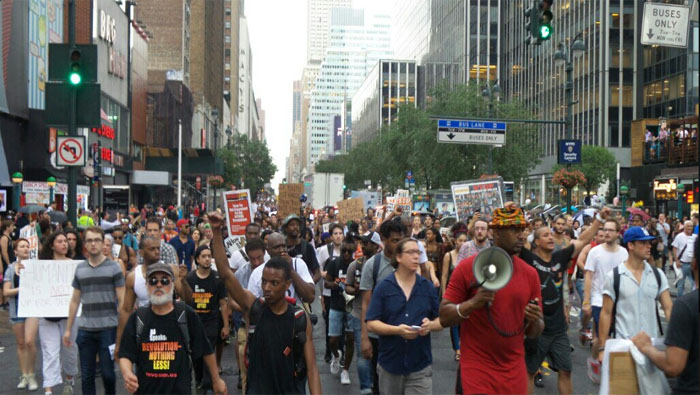 Las calles de Nueva York se llenaron de personas que rechazan la violencia policial contra las minorías.