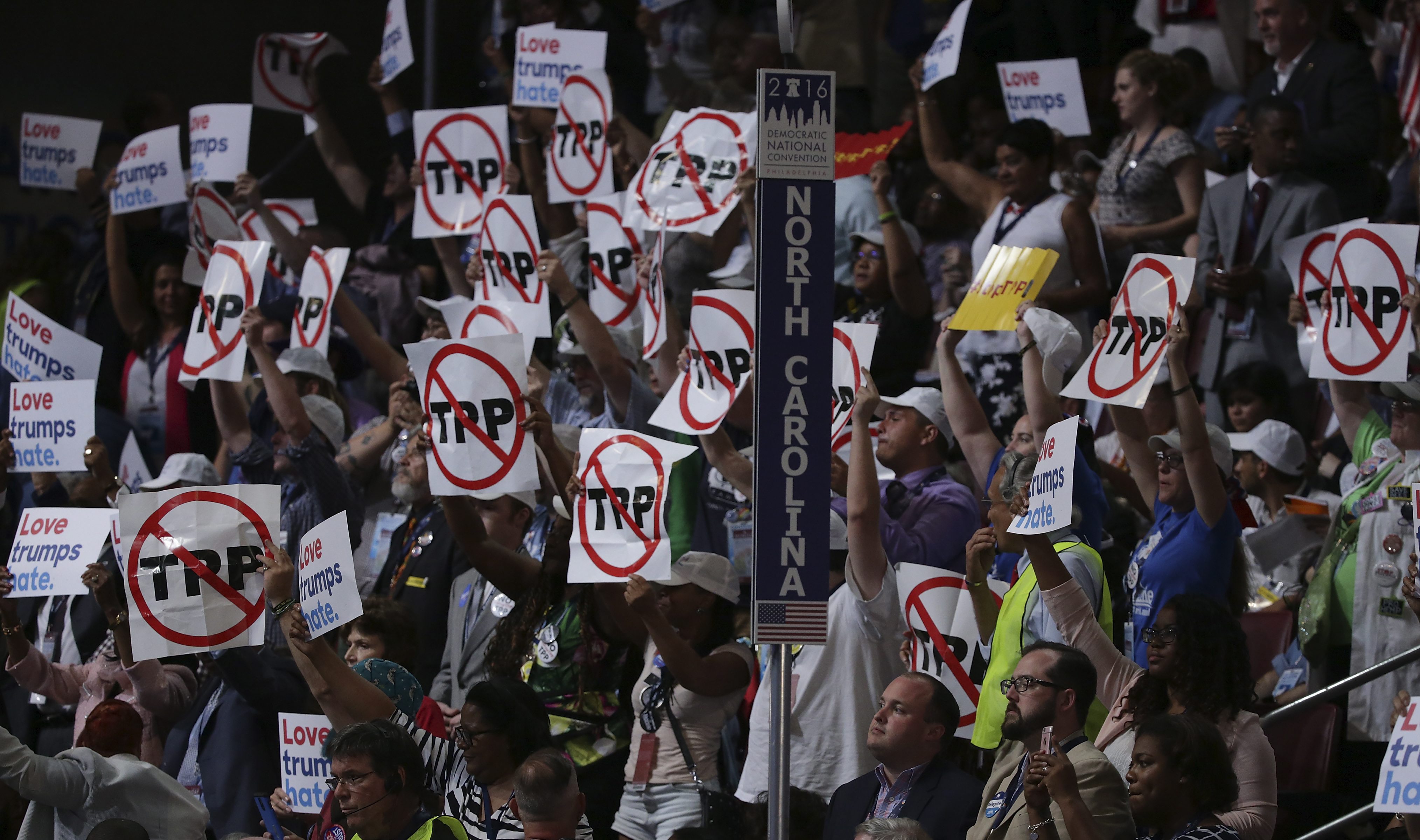 Simpatizantes de Bernie Sanders protestan durante la Convención Demócrata