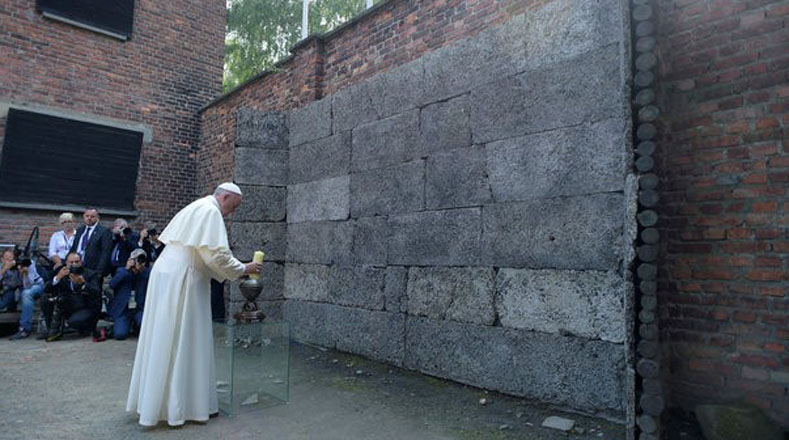 El Papa depositó una vela en el denominado "muro de la muerte" como homenaje para los miles de ejecutados.