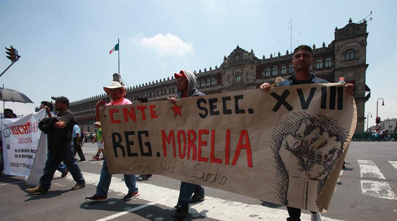 La CNTE mantiene su agenda de protestas en contra de la reforma educativa que pretende aplicar el Gobierno de Peña Nieto por considerar que afecta sus derechos.