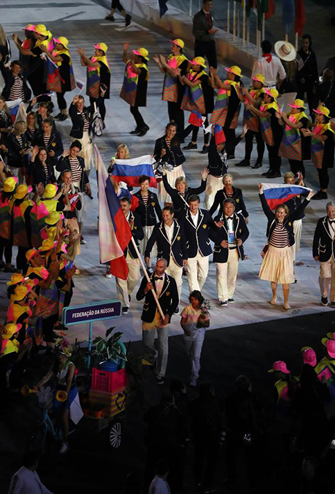 La delegación rusa desfila por el estadio Maracaná.
