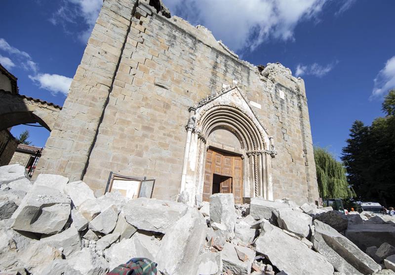 En Amatrice todavía está erguida, pero muy dañada y con peligro de derrubarse, la torre de la iglesia de san Agustín, la cual se encuentra en el casco histórico de la ciudad, la zona más afectada por el seísmo.
