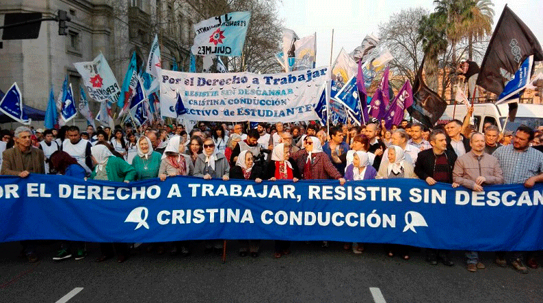Junto a las Madres, marchó una multitud de kirchneristas que protestaron contra las políticas de Macri.