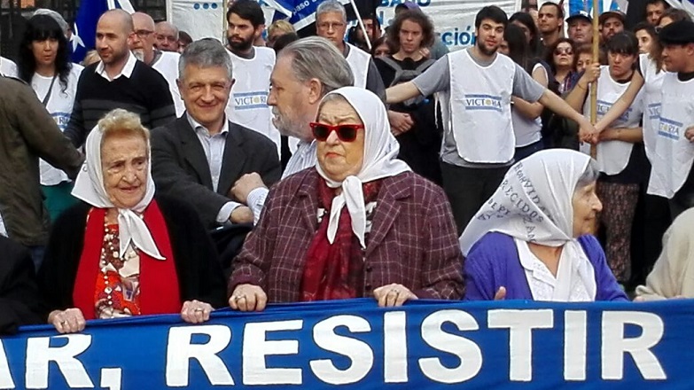 La presidenta de Madres de Plaza de Mayo, Hebe de Bonafini, lideró este viernes en la "Marcha de la Resistencia", convocada por esa organización.