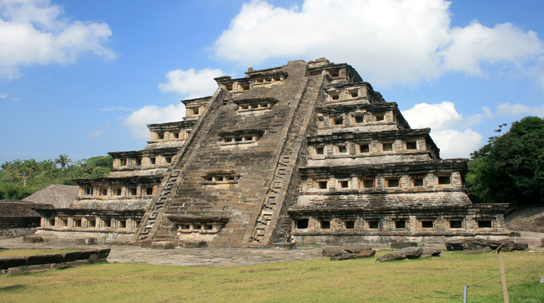 La gran pirámide de Cholula  es un templo azteca antiguo en Puebla, México, con una base cuatro veces más grande que las otras pirámides y casi el doble de volumen.