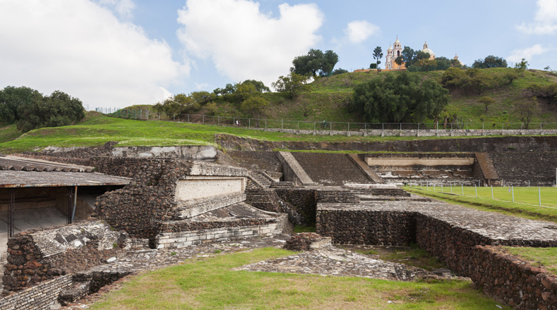 Los orígenes de la pirámide son un poco extraños, ésta fue construida en torno al año 300 a.C. por muchas comunidades diferentes en honor al antiguo dios Quetzalcóatl.