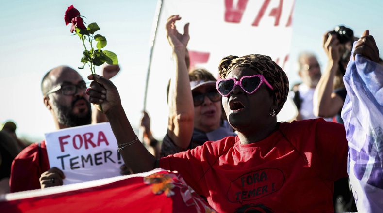 Reiteraron su apoyo a Dilma Rousseff con pancartas y rosas.