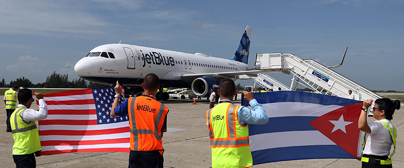 Recibimiento al vuelo de JetBlue en la ciudad de Santa Clara, Cuba.