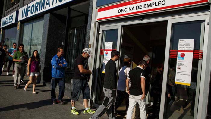 Más de tres millones de españoles se encuentran sin empleo formal.
