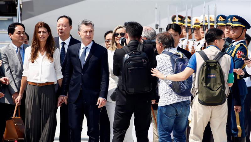 El presidente de Argentina, Mauricio, Macri, arribó a territorio chino junto a su esposa Juliana Awada.