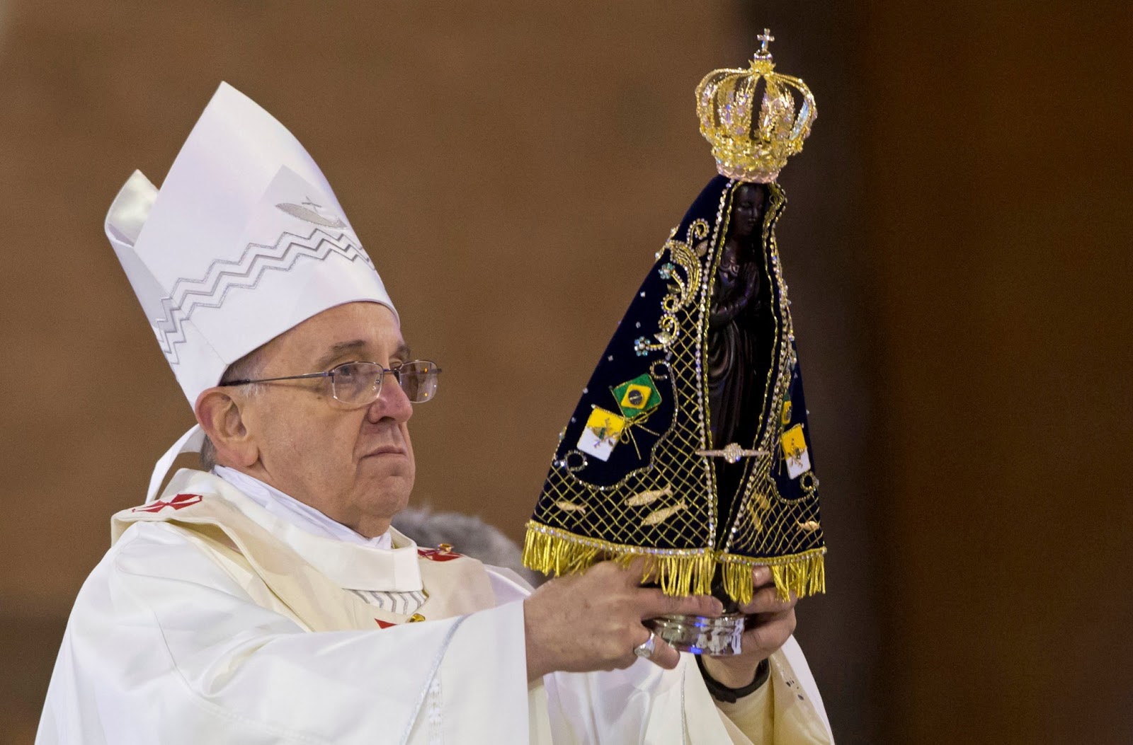 El papa bendijo una imagen de la Virgen de Aparecida que se encuentra en los Jardines Vaticanos.
