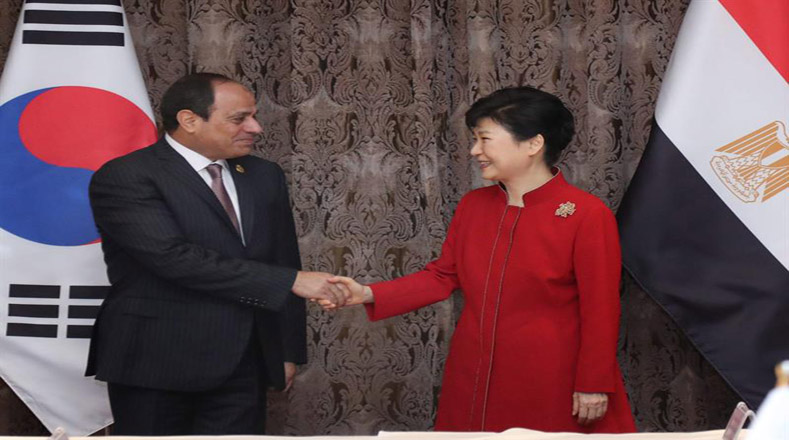 La presidenta surcoreana Park Geun-hye (der.), también pudo charlar con su par de Egipto, Abdel Fattah al-Sisi.