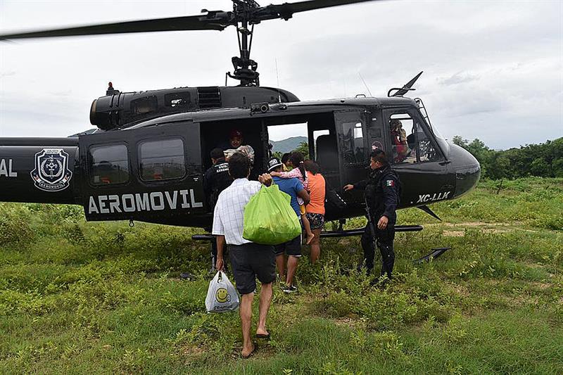 Traslado hacia un albergue de las 200 personas que quedaron atrapadas en Acapulco