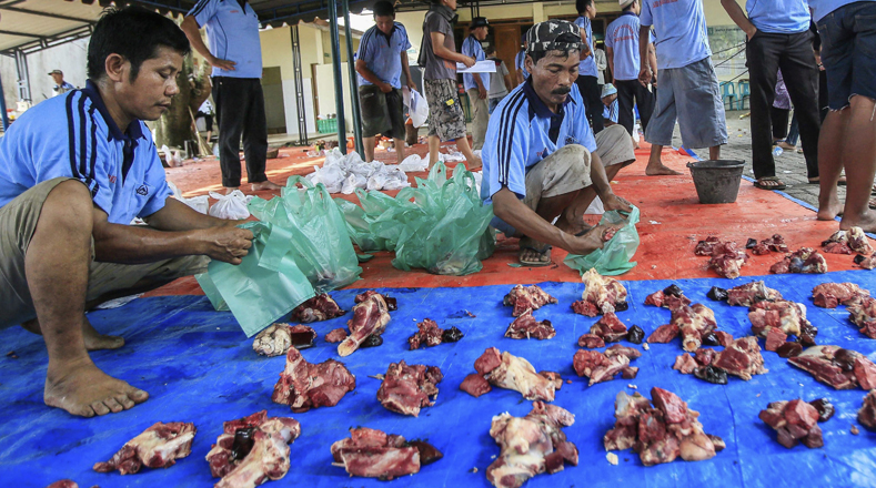 En indonesia los musulmanes compran carne de cordero para celebrar la fiesta religiosa.