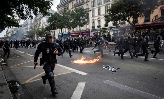 Los sindicatos franceses han convocado la primera gran jornada de movilizaciones en protesta contra la reforma laboral aprobada por el Gobierno.