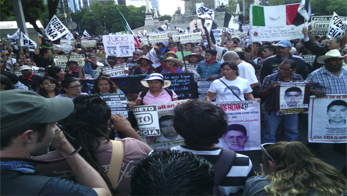 Los padres de los 43 normalistas de Ayotzinapa lideraron la marcha contra Peña Nieto.