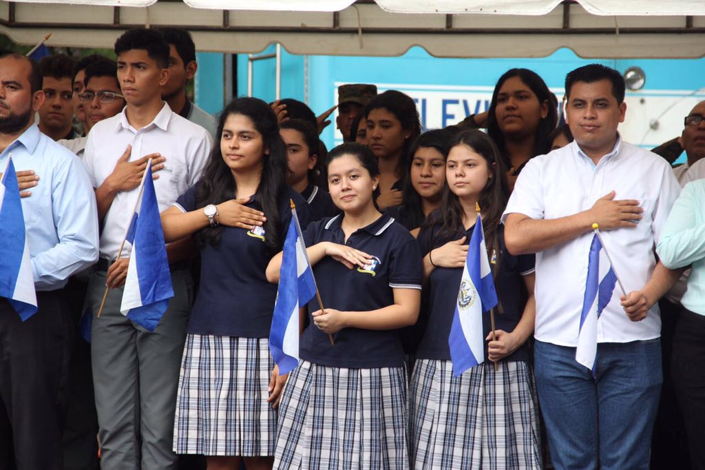 Los salvadoreños celebran el Día de la Independencia con el lema Unido, el país avanza.