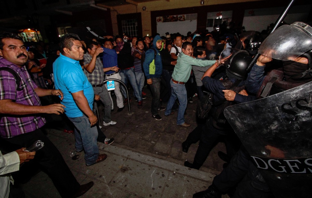 Enfrentamiento de la policía con maestros en Oaxaca.
