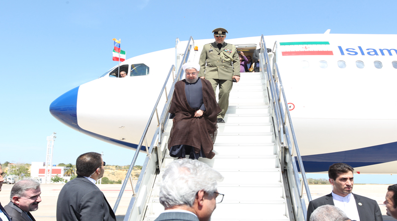 El presidente de Irán, Hassan Rouhani, al momento de abandonar el avión presidencial en su viaje rumbo a la Cumbre.
