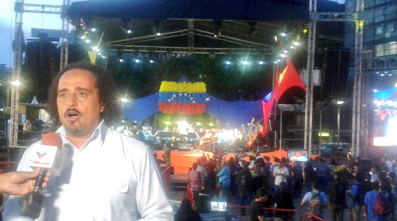 Ali A. Primera, presidente de la Banda Marcial de Caracas y concejal metropolitano, fue el encargado de ofrecer un discurso de apertura en el Concierto por la Paz en Plaza Venezuela, Caracas.