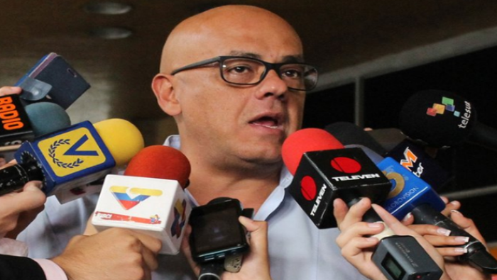 Rodríguez acusó a la MUD de utilizar a más de mil personas inhabilitadas políticamente para el proceso del 1 por ciento de las firmas. 