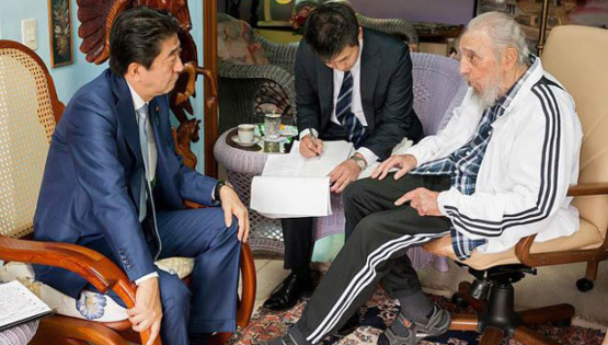 Shinzo Abe (izq.) se reunió con Fidel Castro en su domicilio.