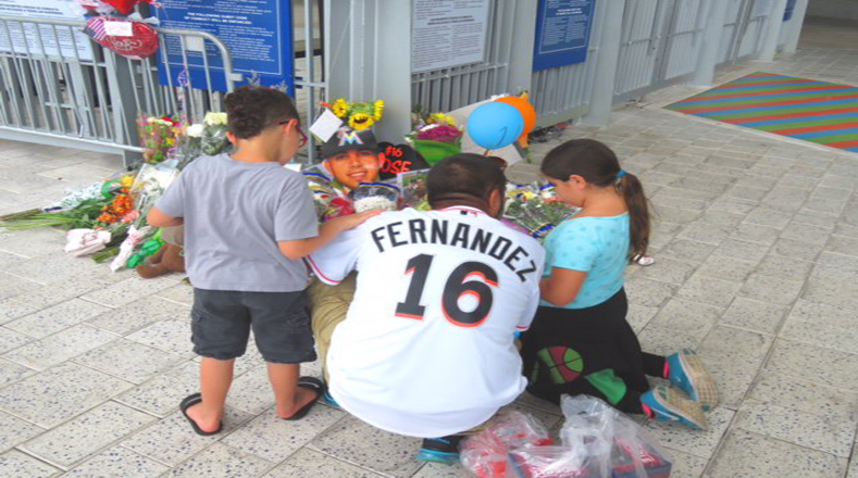 Muchos de los que acudieron al estadio vestían camisetas del equipo con el 16 en la espalda, el número que el lanzador derecho utilizaba, al mismo tiempo que miembros de la comunidad cubana lo recordaron como un ejemplo.
