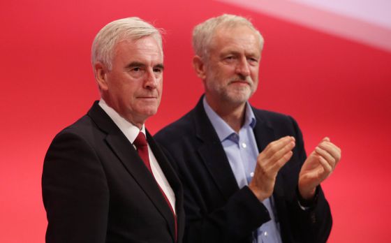 John McDonnell ( izquierda) se considera la mano derecha de Jeremy Corbyn (derecha), quien ratificó el liderazgo del Partido Laborista este sábado