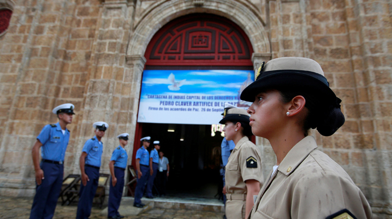 Miembros de la Armada de Colombia se reúnen fuera de la iglesia, donde el presidente Juan Manuel Santos asistirá a la misa de este lunes, antes de la firma del acuerdo de paz con las FARC-EP