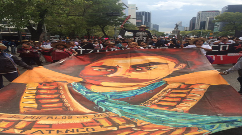 Una pancarta del líder popular Emiliano Zapata, recorrió las calles de México