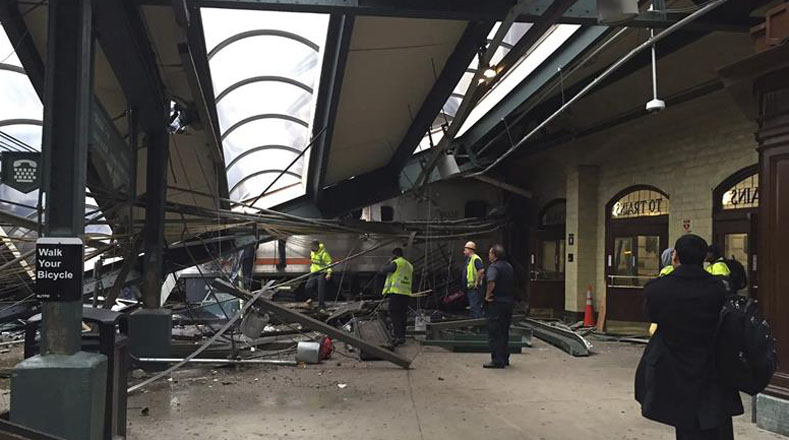 Un tren que se estrelló este jueves contra la plataforma de una estación en Hoboken, en el estado Nueva Jersey (EE.UU.).