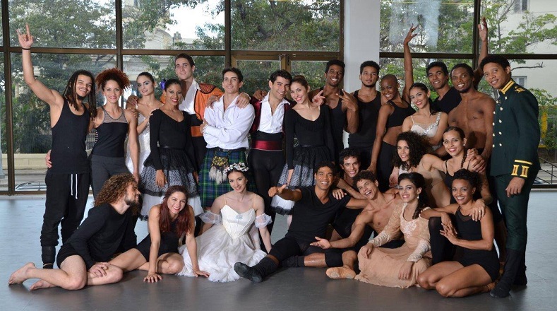 El repertorio de Acosta Danza incluye obras históricas del ballet como Gisell, El lago de los cisnes, Coppélia, entre otros.