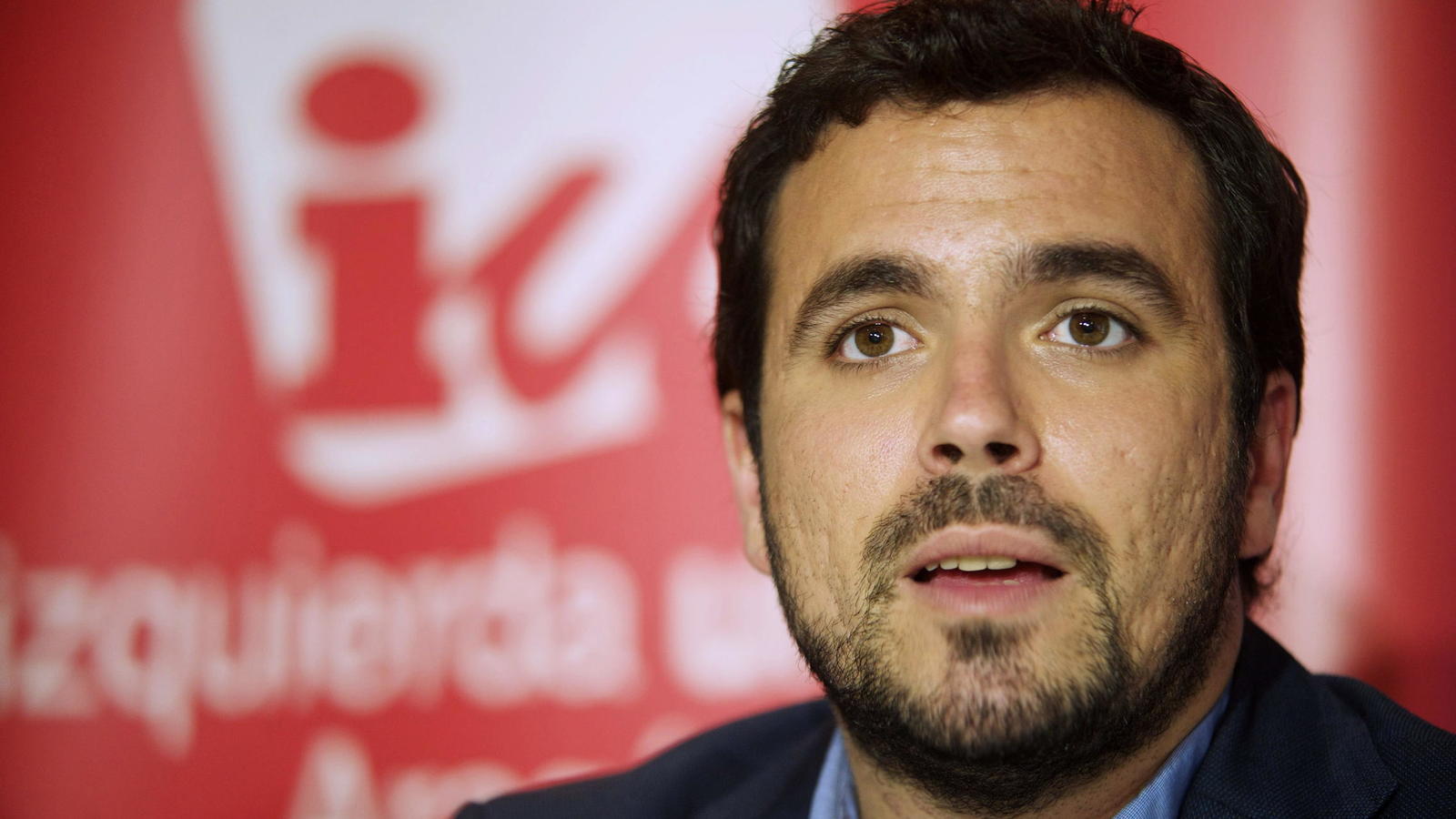 Además el representante del IU calificó de “fraude democrático”  la dimisión de los 17 miembros de la Ejecutiva Federal del PSOE  y aseguró que se ocultan intereses.
