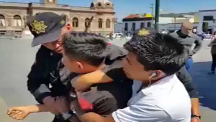 La grabación comprueba la violencia con la que actuó el policía municipal. (Foto: Facebook- Denuncia Ecatepec)