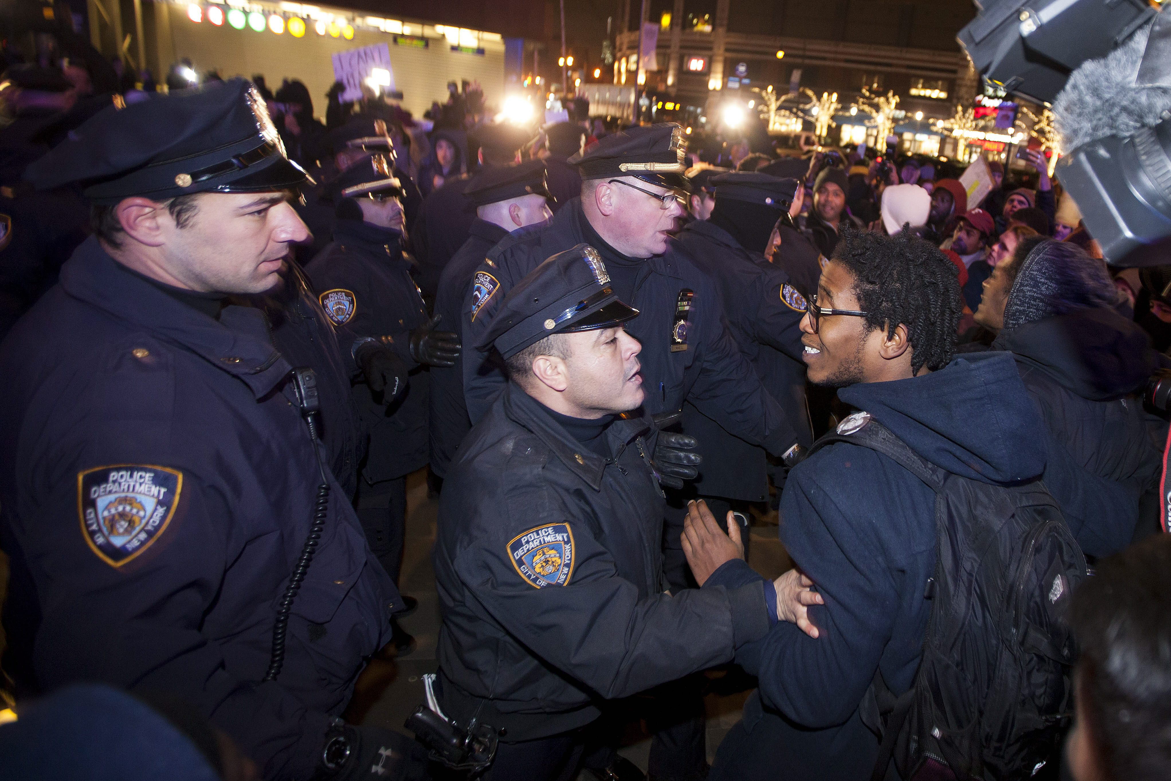 A menudo los Policías estadounidenses cometen agresiones contra las personas de color. La situación ha generado protestas en varias ciudades del país.