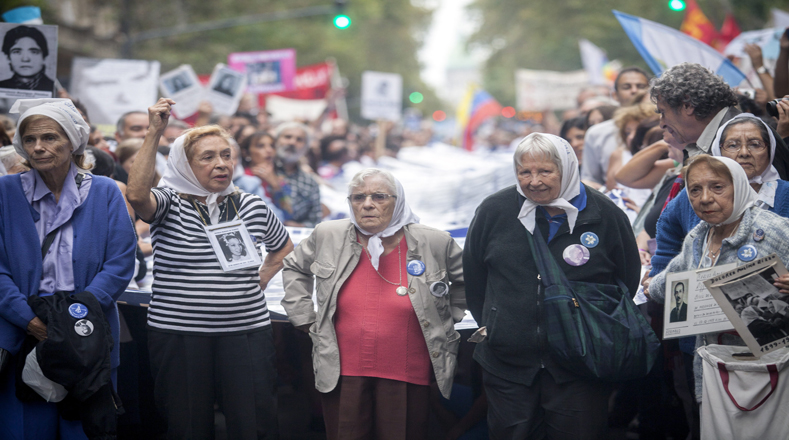 Las organizaciones de Madres y Abuelas de la Plaza de Mayo salieron a las calles para repudiar la época más sangrienta vivida en Argentina. 