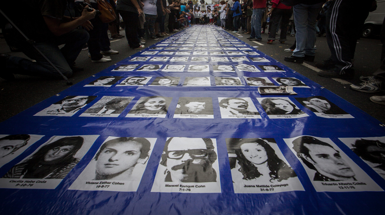 Defensores de los Derechos Humanos mostraron una megapancarta con los rostros de las víctimas de la dictadura argentina. 