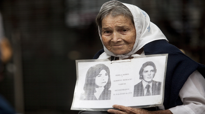 Esta "abuela" muestra fotografías de sus seres queridos secuestrados en 1976. 