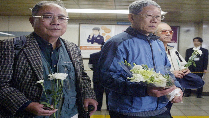 Supervivientes al atentado del metro de Tokio con gas sarín, conmemoración en 2005