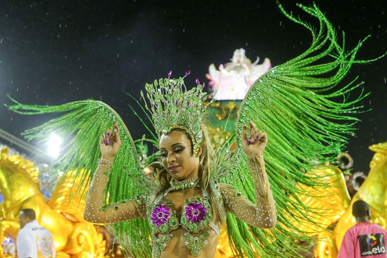 Una bailarina de la escuela de samba "Mangueira" participa en un desfile durante el Carnaval en el Sambodromo, en Río de Janeiro, Brasil