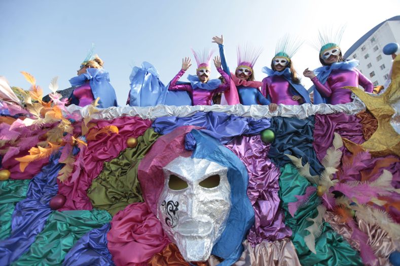 Artistas participan en el desfile que marca el inicio del Carnaval, en el estado Vargas, Venezuela