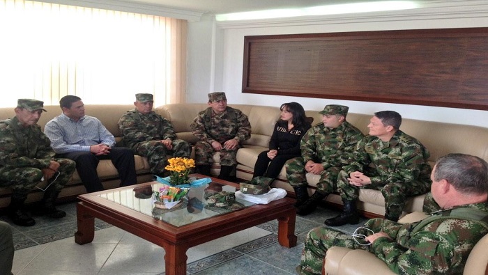 El general Alzate y sus acompañantes se reunieron con miebros del Ministerio de Defensa colombiano tras ser liberados. (Foto: @mindefensa)