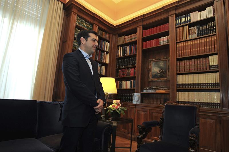 El líder de la izquierdista Syriza, Alexis Tsipras, en el palacio presidencial de Atenas juró hoy como nuevo primer ministro griego.