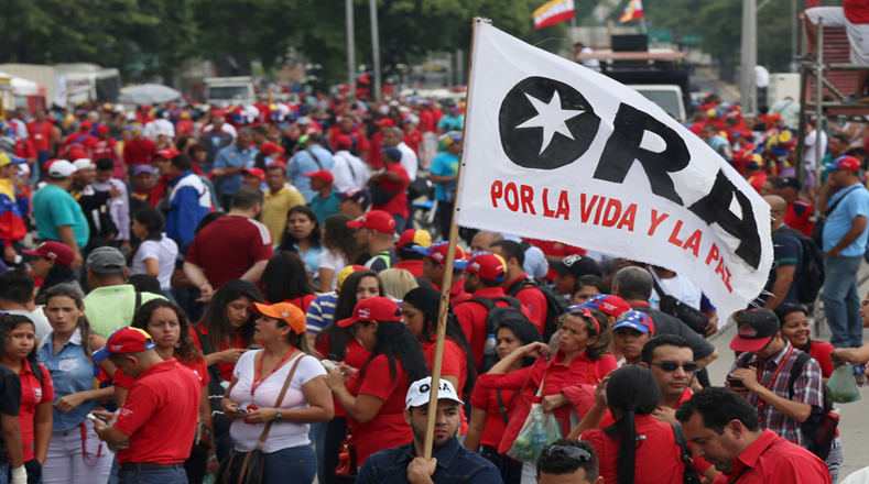Venezolanos provenientes de diferentes regiones del país, iniciaron este viernes una movilización en Caracas (capital) para defender la paz del país y manifestar su apoyo a las acciones tomadas por el presidente Nicolás Maduro.