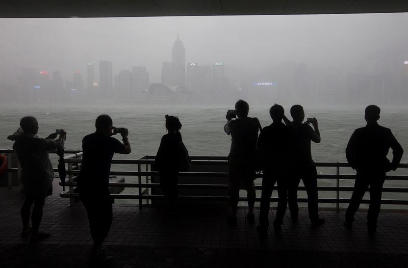Lluvias torrenciales y vientos de hasta 101 kilómetros por hora azotan a Hong Kong.