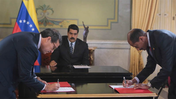 El presidente de Venezuela Nicolás Maduro firma los acuerdos en el marco del desarrollo del motor de Hidrocarburos.