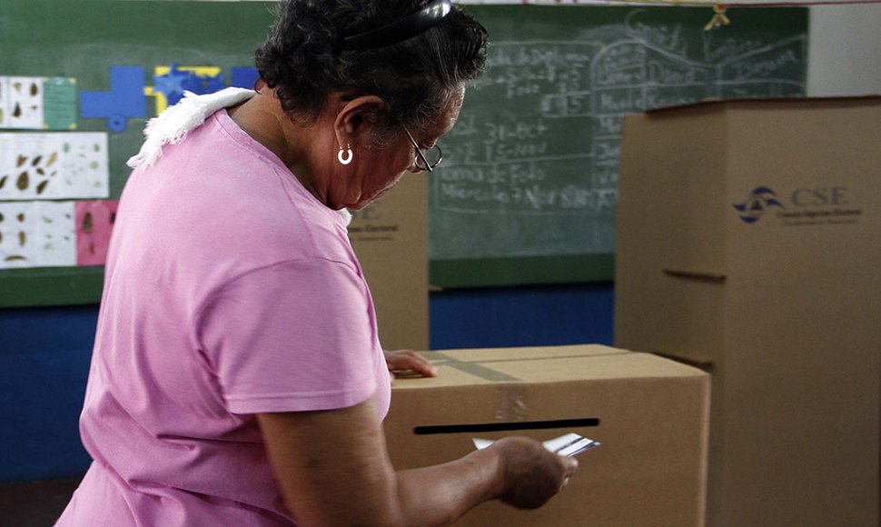 Nicaragüenses ejercen su derecho al voto este domingo.