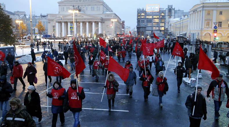 Miembros del Partido Comunista ruso participan en la celebración del 99º aniversario de la Revolución bolchevique. 