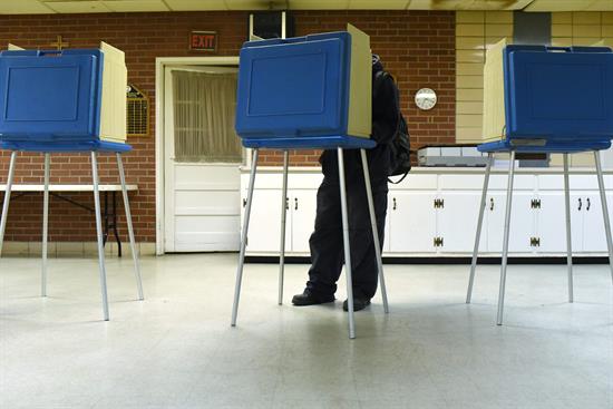 Votantes estadounidenses denunciaron fallas técnicas en las máquinas de votación.